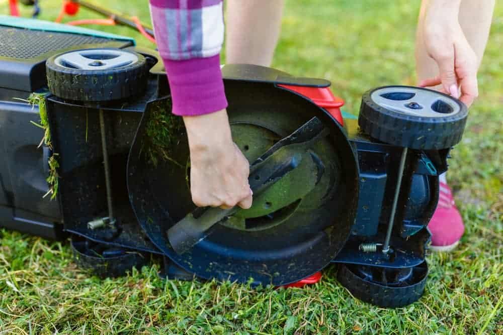 How to Change a Lawn Mower Blade Safely and Easily in 7 Steps