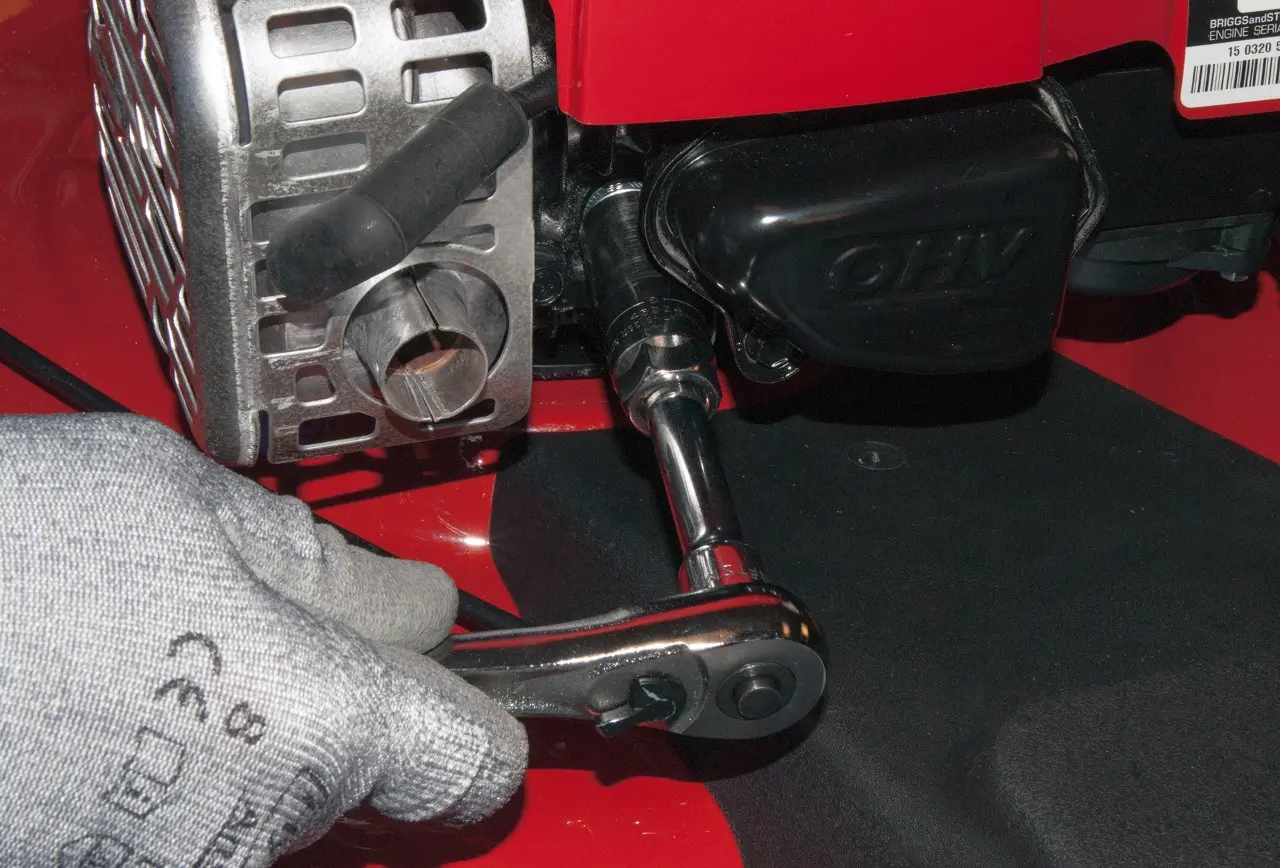 How to Remove a Spark Plug from a Lawn Mower: Step-by-Step Guide