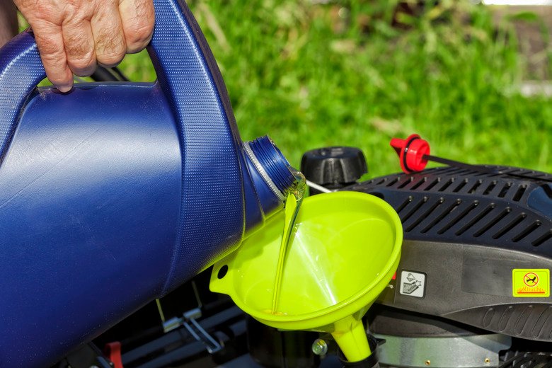 What Kind of Oil Does a Lawn Mower Take? A Complete Guide for Choosing the Right Oil